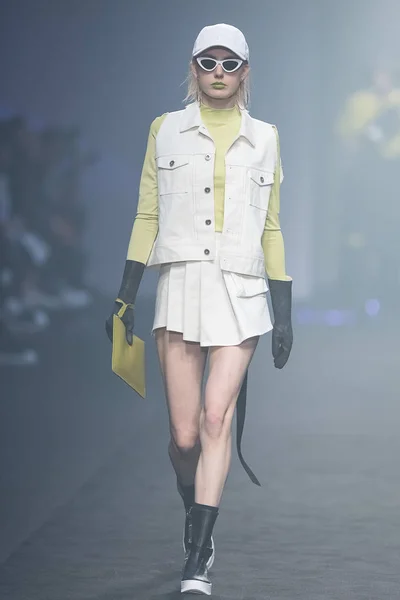 Model Wyświetla Nowe Stworzenie Wystawie Roaringwild Podczas Shanghai Fashion Week — Zdjęcie stockowe