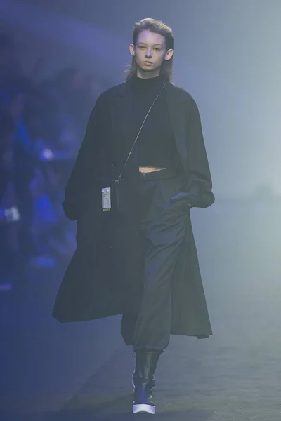 モデルは上海 中国の上海ファッションウィーク秋 冬2019の間に Roaringwild ショーで新しい創造を表示します3月31日2019 — ストック写真