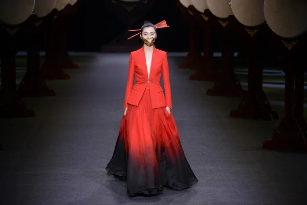 Mannequin Présente Une Nouvelle Création Défilé Mode Heaven Gaia Xiong — Photo