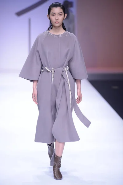 モデルは中国北京の中国ファッションウィーク秋 冬2019で Shiji のファッションショーで新しい創造を表示します 月2019 — ストック写真