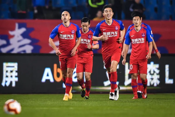 ポーランドのサッカー選手エイドリアン Mierzejewski 2019中国サッカー協会スーパーリーグ Csl での第3ラウンドの試合で深圳 に対してゴールを獲得した後に彼のチームメイトと祝う Swm の重慶 31マルク — ストック写真