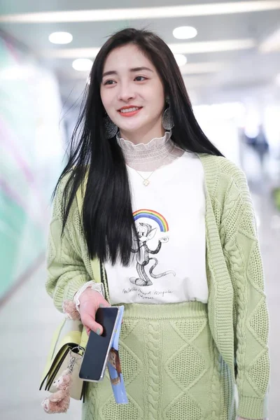 2019 上海の上海虹橋国際空港に到着した中国の歌手周 Jieqiong ポップの女の子のグループ のメンバー — ストック写真