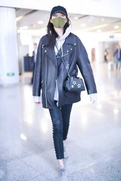 2019 中国の北京で出発前に北京首都国際空港に到着した中国の女優関シァオトン — ストック写真
