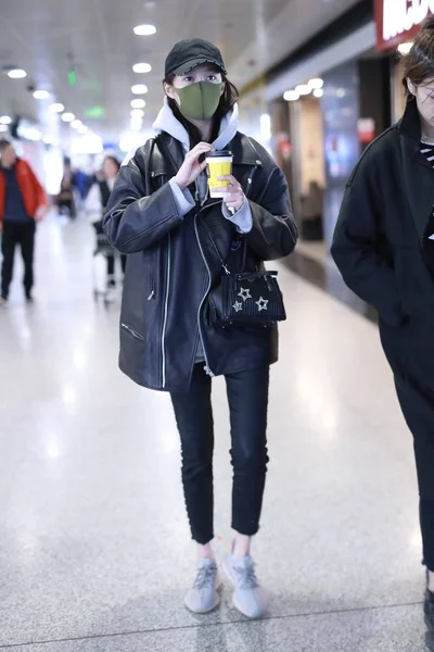 Kinesisk Skådespelerska Guan Xiaotong Anländer Beijing Capital International Airport Före — Stockfoto