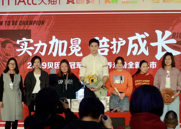 Juara Renang Olimpiade Tiongkok Sun Yang Menghadiri Acara Promosi Shanghai — Stok Foto