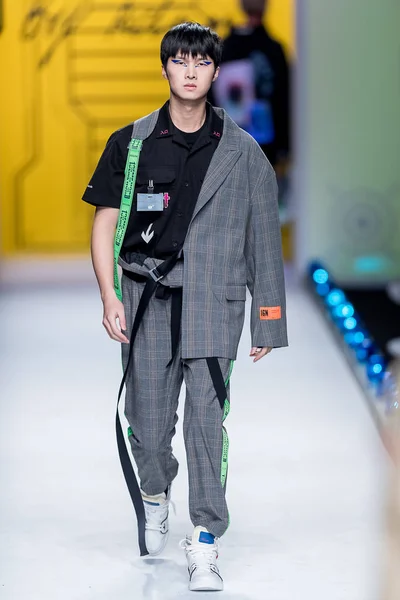 Modelo Exibe Uma Nova Criação 16N Show Durante Shanghai Fashion — Fotografia de Stock