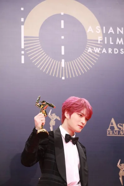 Cantante Actor Surcoreano Kim Jae Joong Posa Con Trofeo Después —  Fotos de Stock