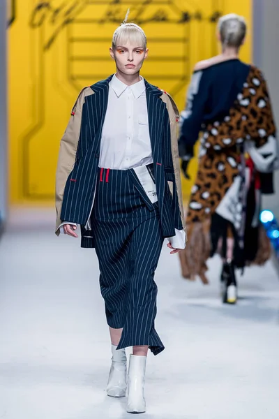 モデルは 上海ファッション週秋 2019 2019 16N ショーで新しい創造を表示します — ストック写真