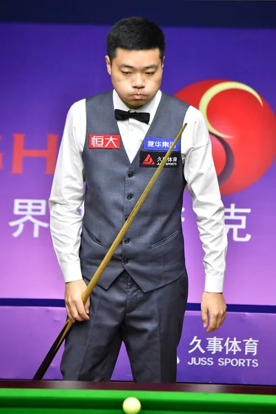 Ding Junhui Της Κίνας Θεωρεί Έναν Πυροβολισμό Για Μαρκ Άλεν — Φωτογραφία Αρχείου