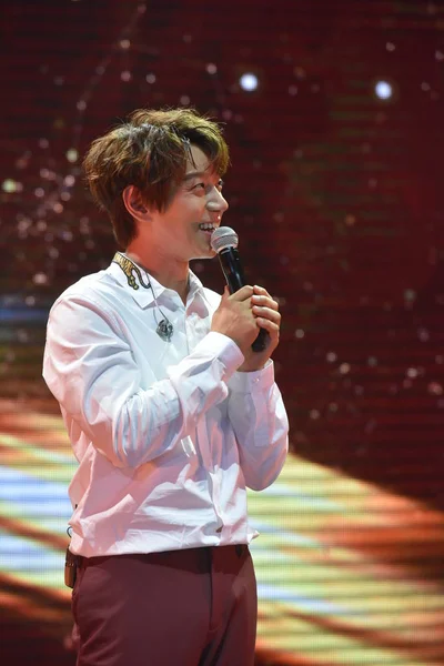 Νότιας Κορέας Τραγουδιστή Hwang Chi Yeul Εκτελεί Στη Συναυλία Του — Φωτογραφία Αρχείου