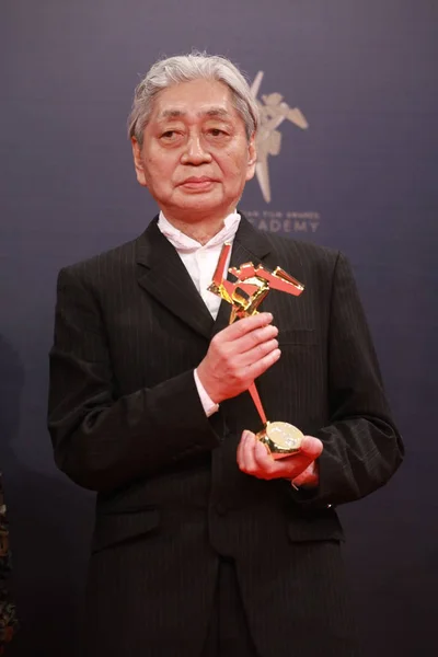 Japonský Hudebník Zpěvák Herec Usvědčený Hosono Představuje Jeho Trofej Vítězné — Stock fotografie
