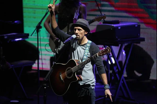 美国歌手兼词曲作者杰森 姆拉兹2014年11月29日在台湾台北举行的演唱会上表演 — 图库照片