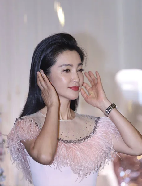 上海のジェニー Packham のリボン切断式に出席する中国の女優李 Bingbing 月3日2019 — ストック写真