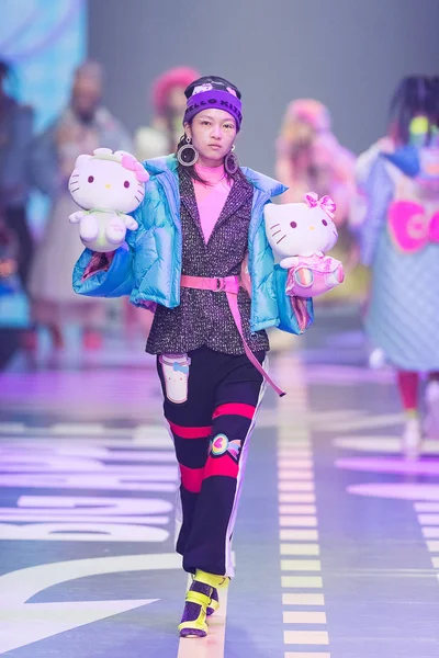 CHINA SHANGHAI FASHION WEEK FALL / WINTER 2019 —  Fotos de Stock