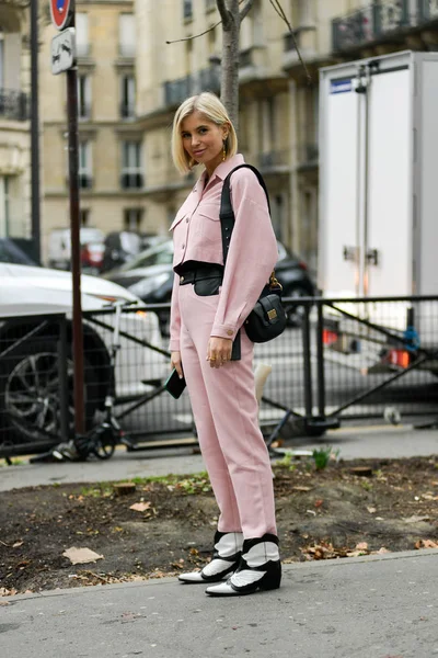 Uma Mulher Moda Posa Para Fotos Rua Durante Paris Fashion — Fotografia de Stock