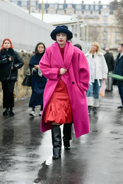 Trendy Woman Poses Street Snaps Paris Fashion Week Womenswear Fall — стоковое фото