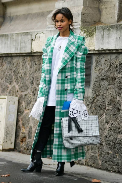 Trendig Kvinna Utgör För Gatan Snaps Paris Fashion Week Womenswear — Stockfoto