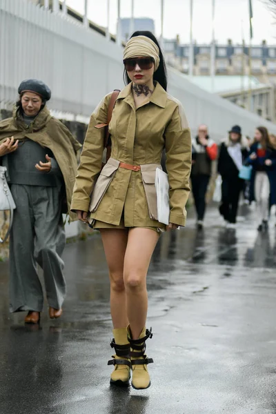 Trendy Woman Poses Street Snaps Paris Fashion Week Womenswear Fall — стоковое фото