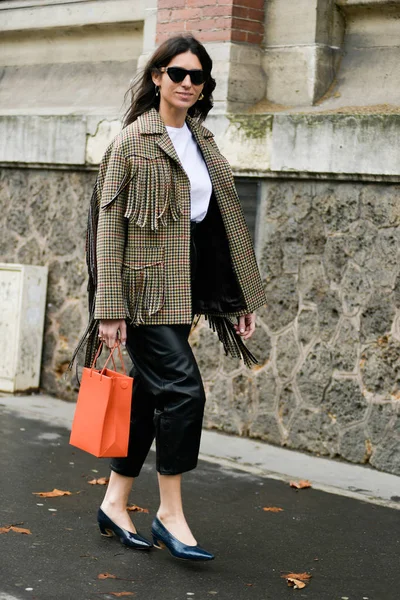 Trendy Woman Poses Street Snaps Paris Fashion Week Womenswear Fall — стоковое фото