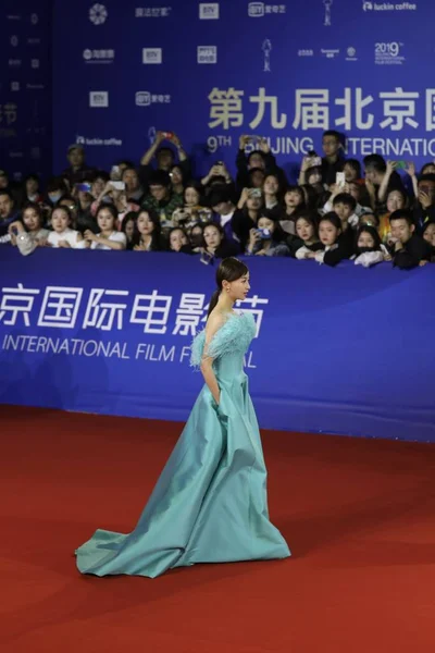 Die Chinesische Schauspielerin Jinyan Posiert Auf Dem Roten Teppich Für — Stockfoto