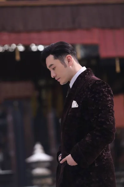 Chinese Acteur Huang Xiaoming Poses Tijdens Een Film Sessie Set — Stockfoto