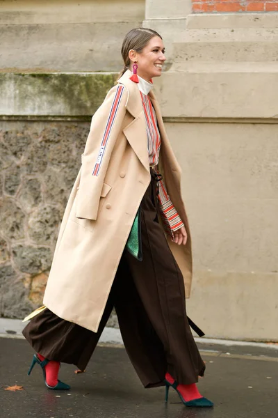 Uma Mulher Moda Posa Para Fotos Rua Durante Paris Fashion — Fotografia de Stock