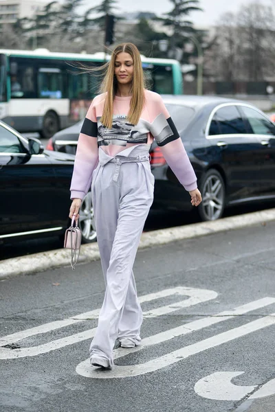 Uma Mulher Moda Posa Para Fotos Rua Durante Paris Fashion — Fotografia de Stock