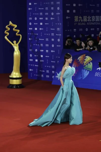 Die Chinesische Schauspielerin Jinyan Posiert Auf Dem Roten Teppich Für — Stockfoto