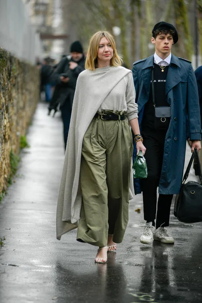 Bir Trendy Kadın Paris Moda Haftası Womenswear Güz Kış 2019 — Stok fotoğraf