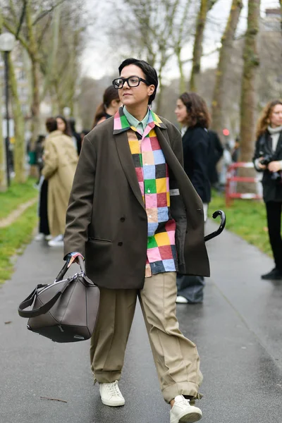 Uma Mulher Moda Posa Para Fotos Rua Durante Paris Fashion — Fotografia de Stock