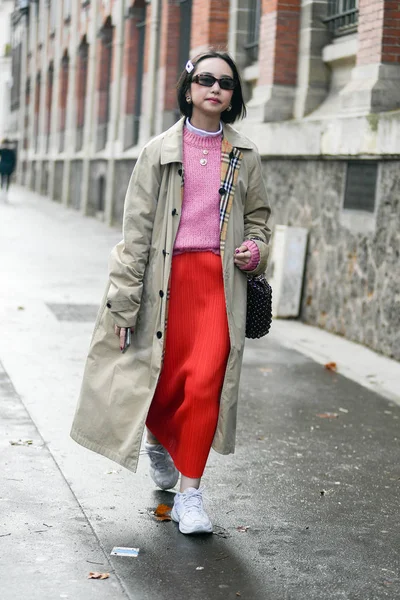 Una Mujer Moda Posa Para Fotos Calle Durante Semana Moda — Foto de Stock