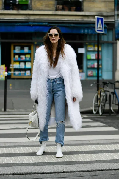 Una Mujer Moda Posa Para Fotos Calle Durante Semana Moda — Foto de Stock