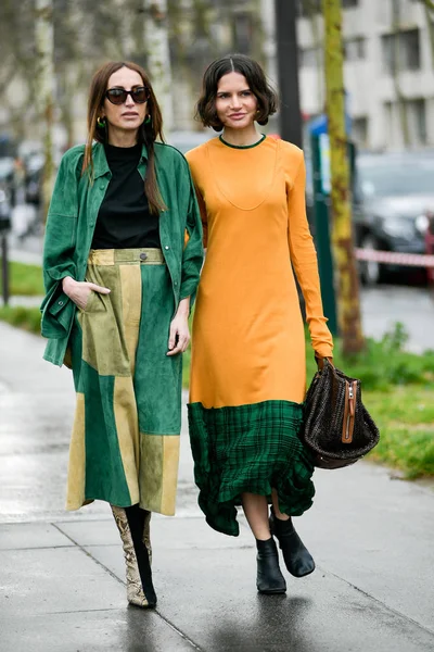 Een Trendy Vrouw Poseert Voor Street Snaps Tijdens Paris Fashion — Stockfoto