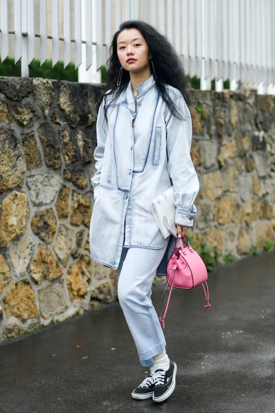 Uma Mulher Moda Posa Para Fotos Rua Durante Paris Fashion — Fotografia de Stock