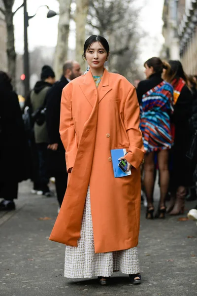 Trendig Kvinna Utgör För Gatan Snaps Paris Fashion Week Womenswear — Stockfoto