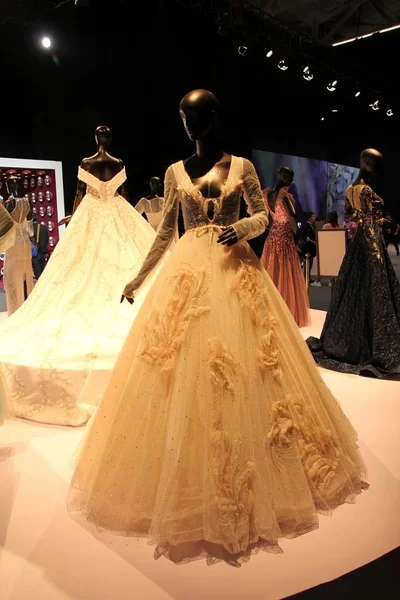 New Creations Displayed Stand Top Bridal Shanghai Fashion Week Fall — Stock Photo, Image