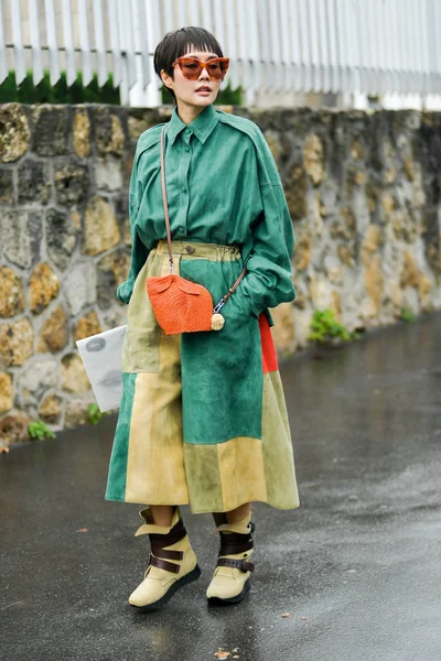2019年3月1日 在法国巴黎举行的巴黎时装周女装法夫 2020年级街抢购中 一名时尚女性摆出街头抢购的架势 — 图库照片