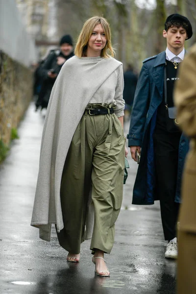 Una Mujer Moda Posa Para Fotos Calle Durante Semana Moda — Foto de Stock