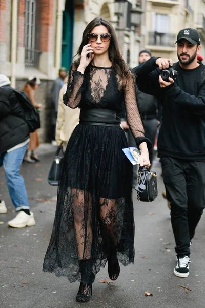 Uma Mulher Moda Posa Para Fotos Rua Durante Paris Fashion — Fotografia de Stock