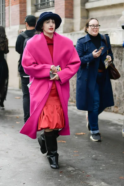 Trendy Woman Poses Street Snaps Paris Fashion Week Womenswear Fall — стоковое фото