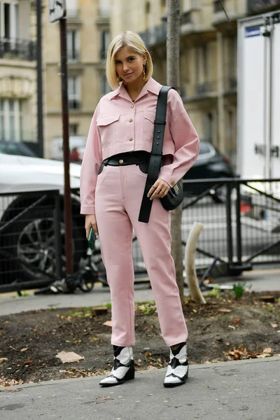 Uma Mulher Moda Posa Para Fotos Rua Durante Paris Fashion — Fotografia de Stock