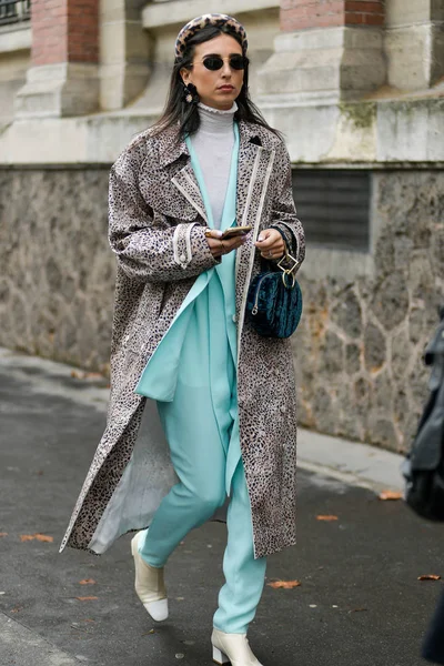 Uma Mulher Moda Posa Para Fotos Rua Durante Paris Fashion — Fotografia de Stock