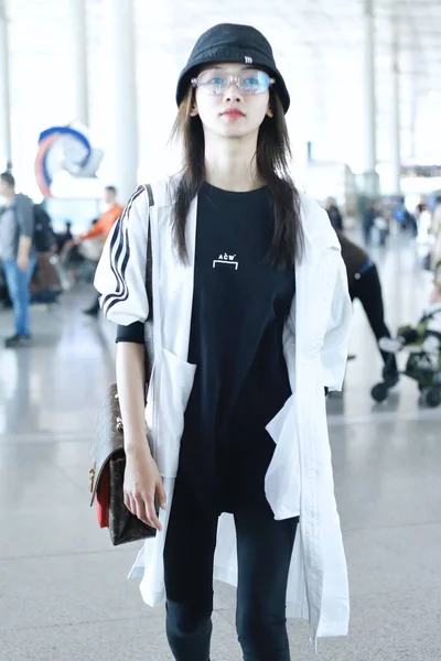 Κινεζική Ηθοποιός Jinyan Φθάνει Στο Διεθνές Αεροδρόμιο Πεκίνου Capital Στο — Φωτογραφία Αρχείου