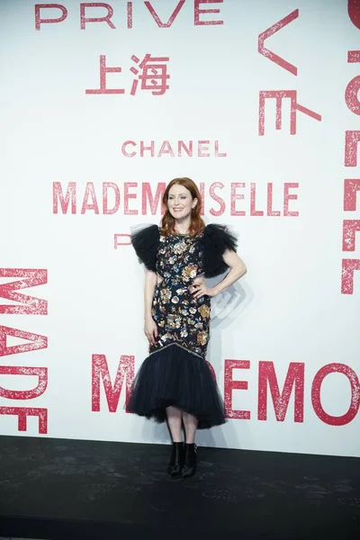 Actriz Estadounidense Julianne Moore Llega Para Exposición Chanel Mademoiselle Priv — Foto de Stock