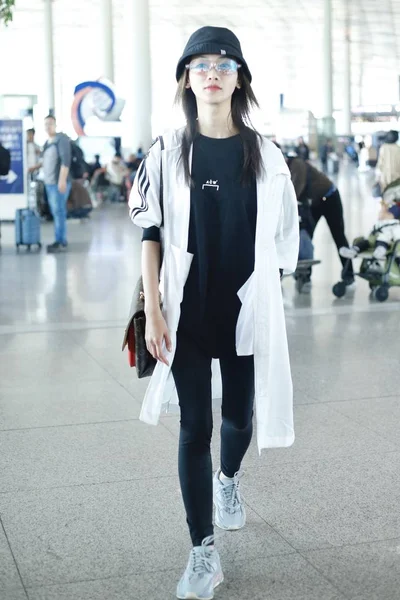 2019年4月15日 中国女演员吴金燕抵达北京首都国际机场 — 图库照片