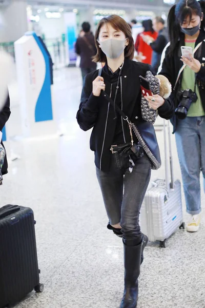 2019년 17일 상하이에서 출발하기 여배우 올리비아 왕쯔웬이 상하이 홍차오 국제공항에 — 스톡 사진