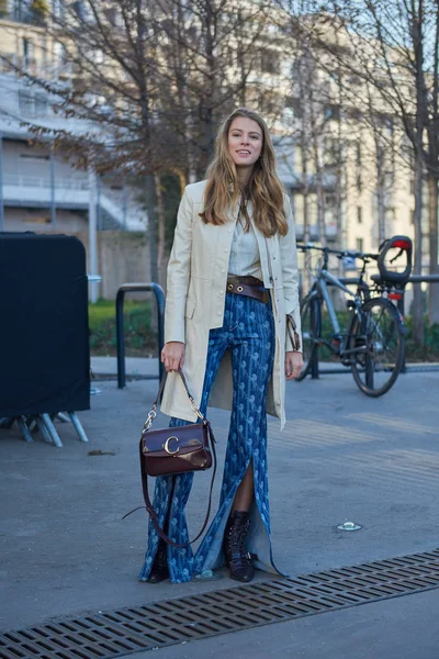 Eine Trendige Frau Posiert Für Street Snap Während Der Pariser — Stockfoto