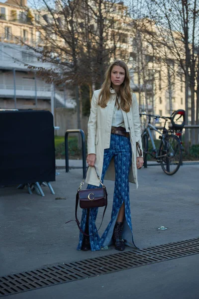 FRANCIA PARIS FASHION FALL / WINTER 2019 / 2020 STREET SNAP — Foto de Stock