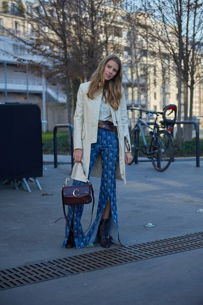 Een Trendy Vrouw Poseert Voor Street Snaps Tijdens Paris Fashion — Stockfoto