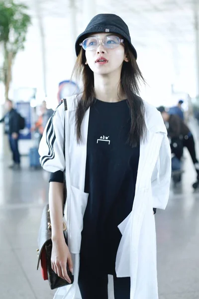 2019年4月15日 中国女演员吴金燕抵达北京首都国际机场 — 图库照片